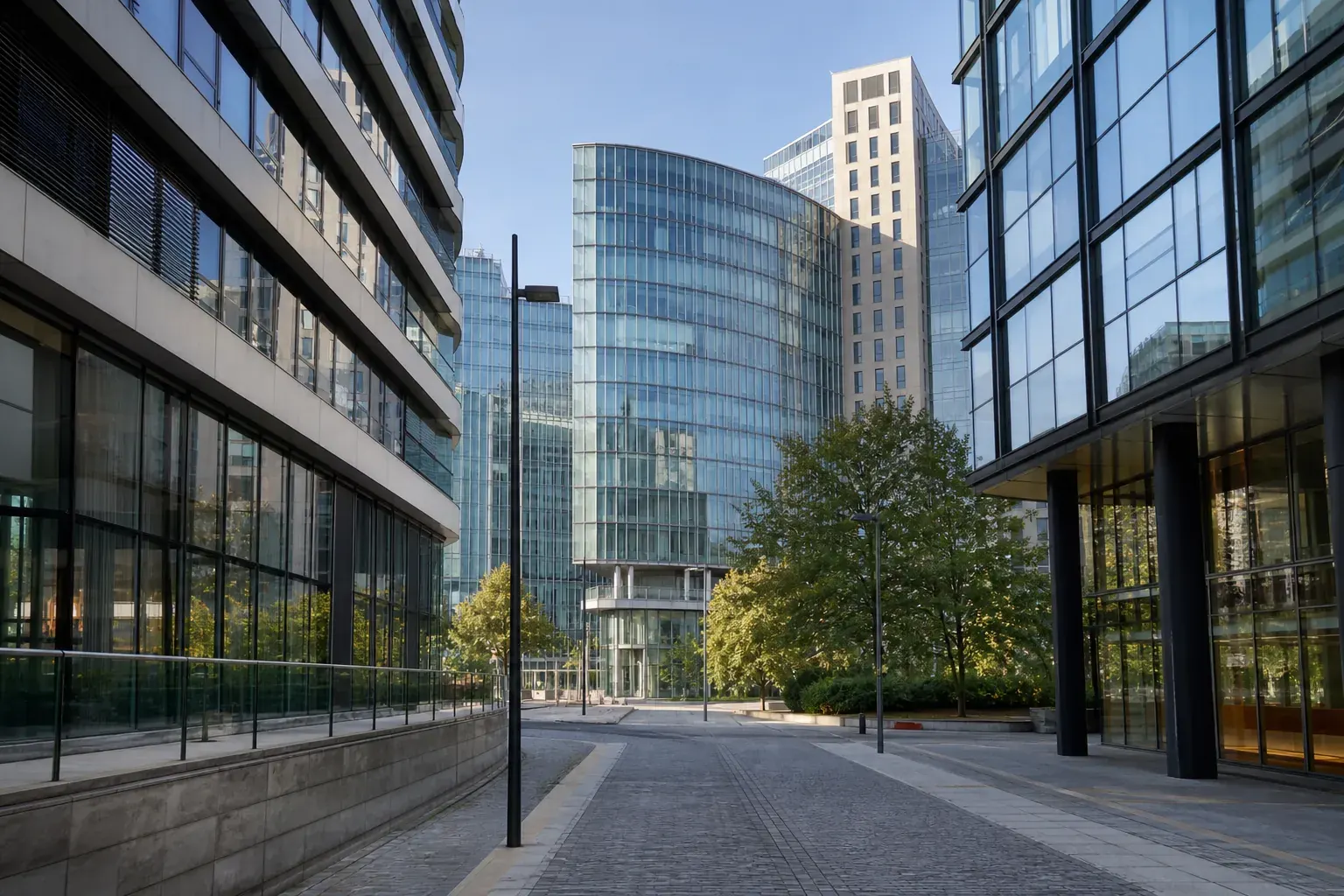 Vue de rue d’un quartier d’affaires moderne avec quelques façades sobres